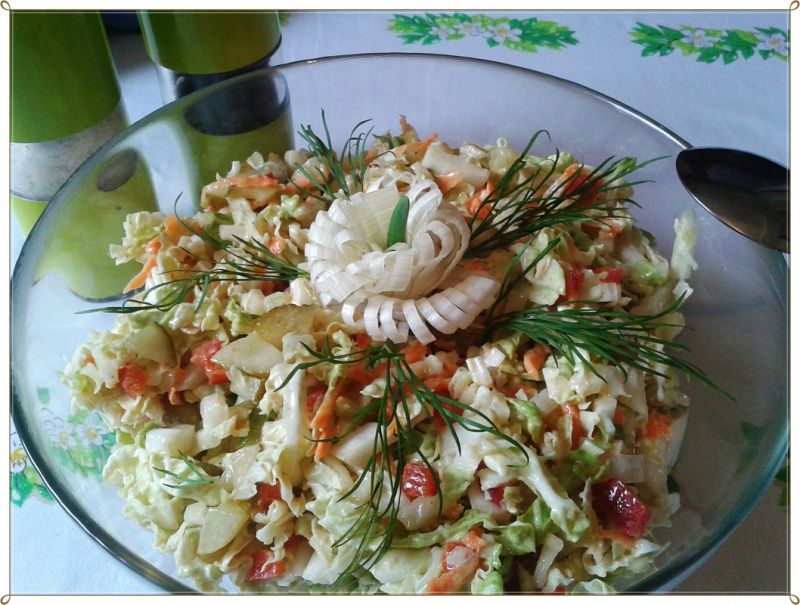 Pekinka z warzywami z dressingiem musztardowym 