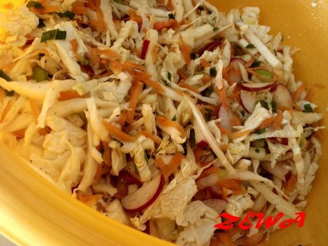 Pekińska z rzodkiewką i marchewką