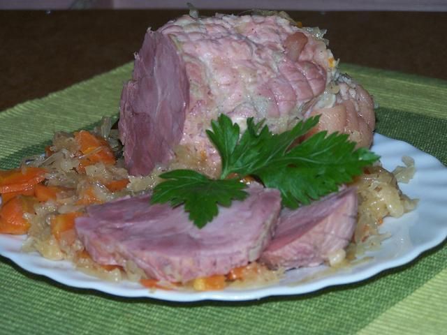 Peklowana golonka w kapuście
