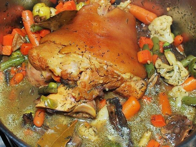 Peklowana golonka w warzywach Peklowana golonka w warzywach