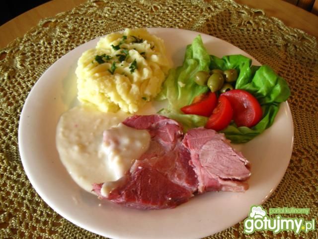 Peklowana karkówka w sosie chrzanowym. Peklowana karkówka w sosie chrzanowym.