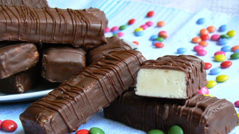 Pełne mleka batoniki oblane mleczną czekoladą