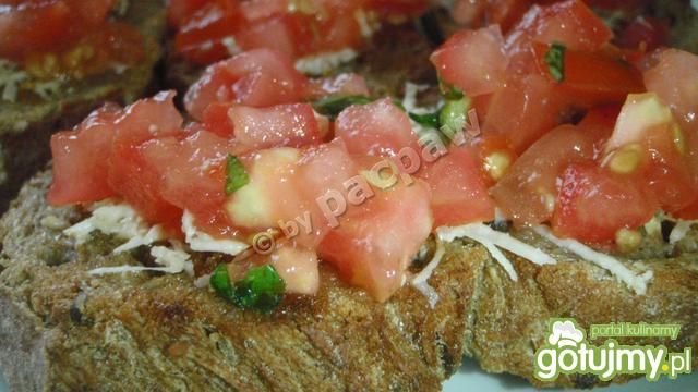 Pełnoziarnista bruschetta z oscypkiem Pełnoziarnista bruschetta z oscypkiem