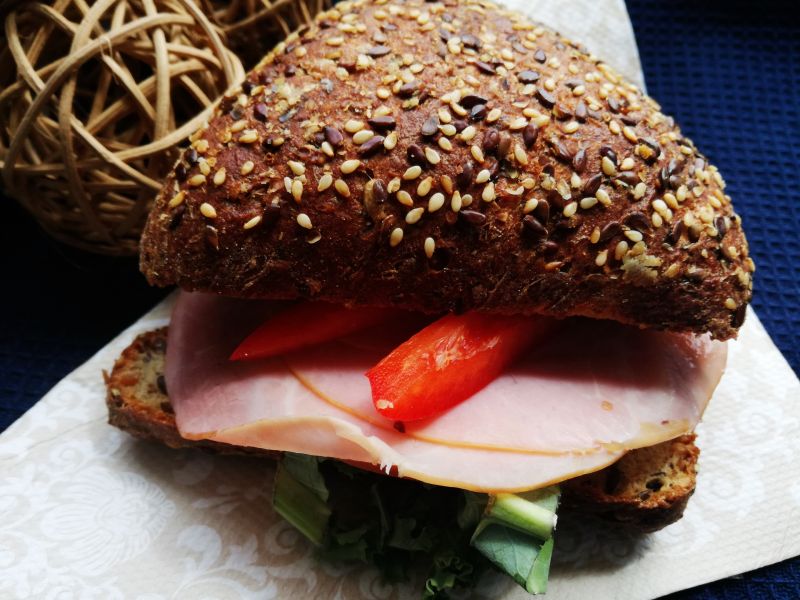 Pełnoziarnista bułka z serem wędzonym