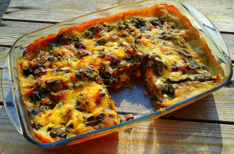 Pełnoziarnista lazania z grzybami leśnymi