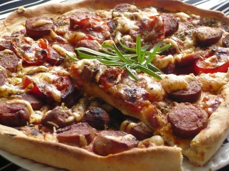 Pełnoziarnista pizza z chorizo