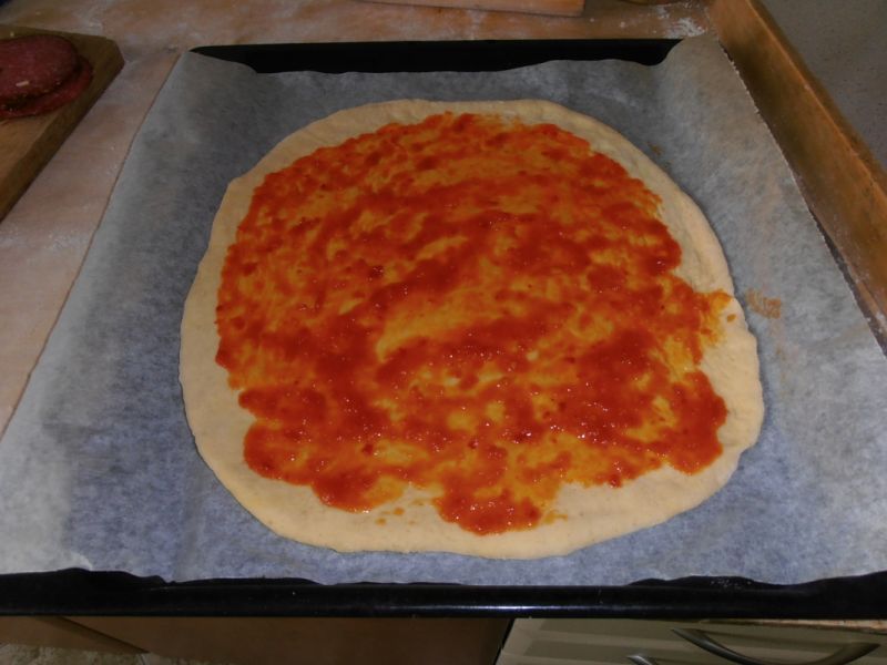 Pełnoziarnista pizza z salami i cukinią