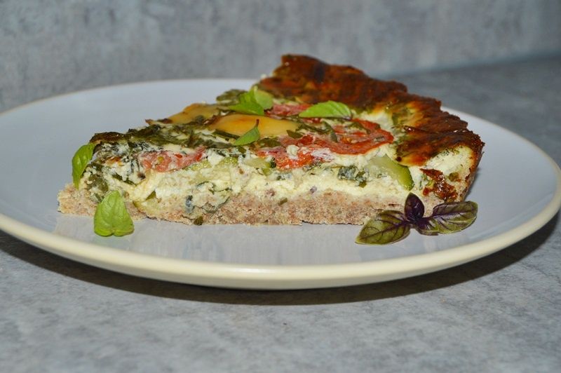 Pełnoziarnista tarta z cukinią i pomidorami