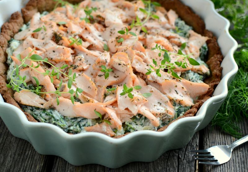 Pełnoziarnista tarta z łososiem i szpinakiem