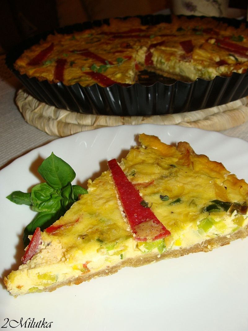 Pełnoziarnista tarta z porem i papryką