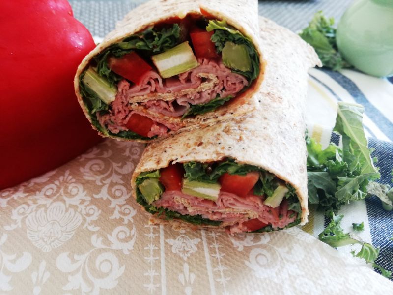 Pełnoziarnista tortilla z wedliną