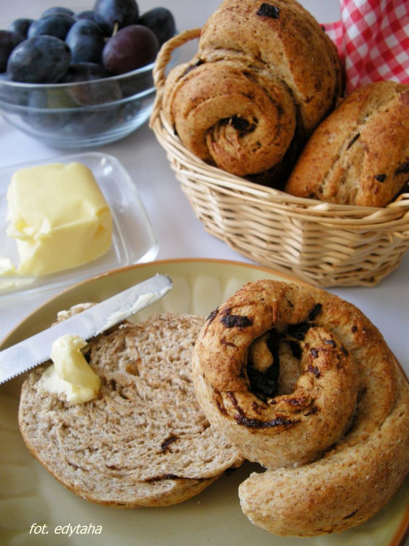 Pełnoziarniste bułeczki orkiszowe ze śliwkami