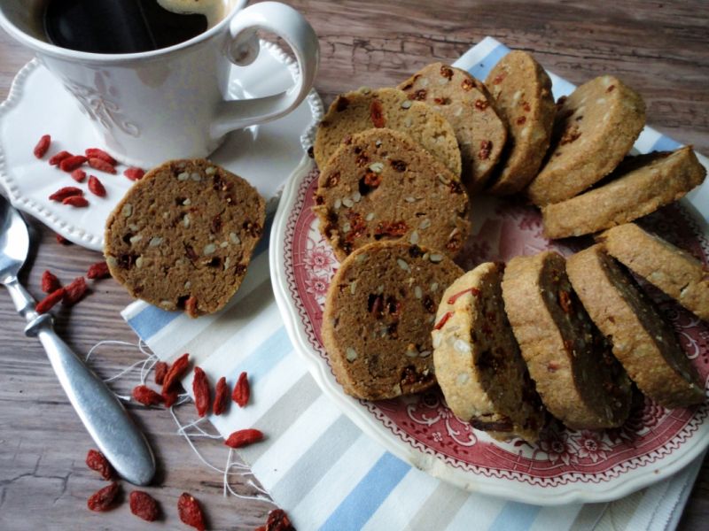 Pełnoziarniste ciasteczka z jagodami goji