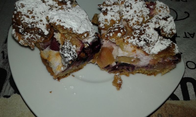 Pełnoziarniste ciasto z rabarbarem i borówkami