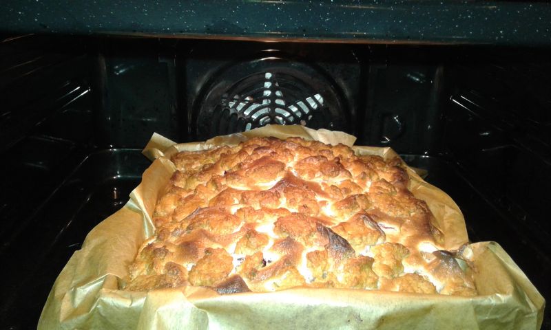 Pełnoziarniste ciasto z rabarbarem i borówkami