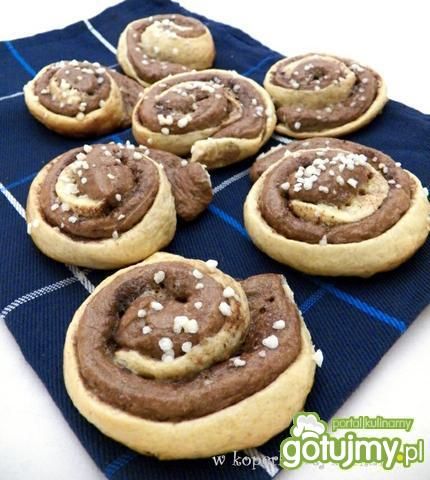 Pełnoziarniste drożdżówki z cynamonem