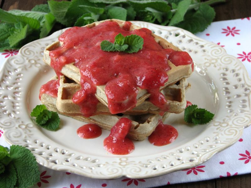 Pełnoziarniste gofry z musem truskawkowym