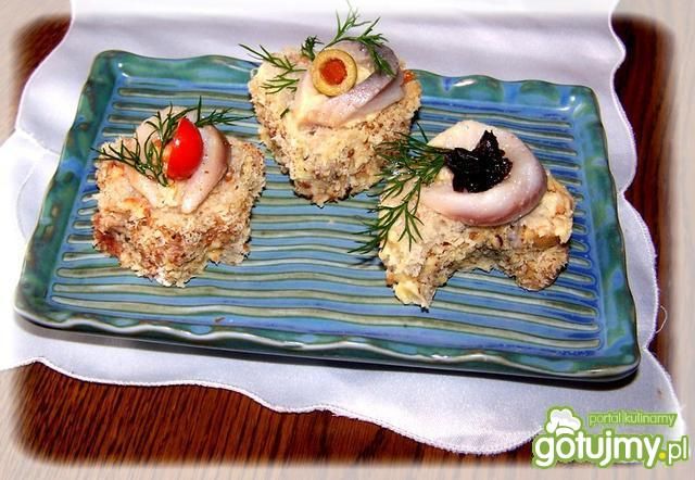 Pełnoziarniste kanapeczki śledziowe. Pełnoziarniste kanapeczki śledziowe.