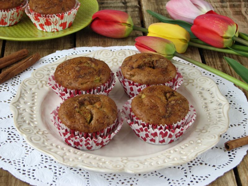 Pełnoziarniste muffinki z rabarbarem