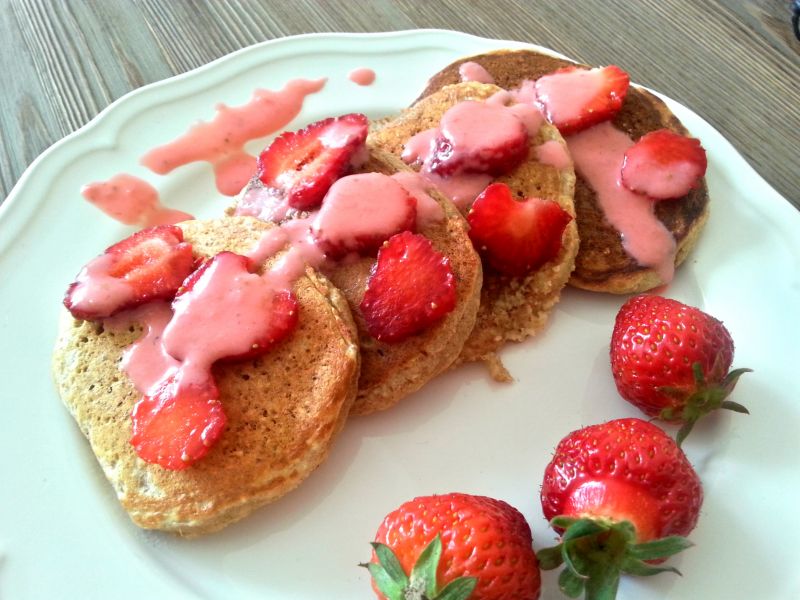 Pełnoziarniste pancakes z truskawkami Pełnoziarniste pancakes z truskawkami