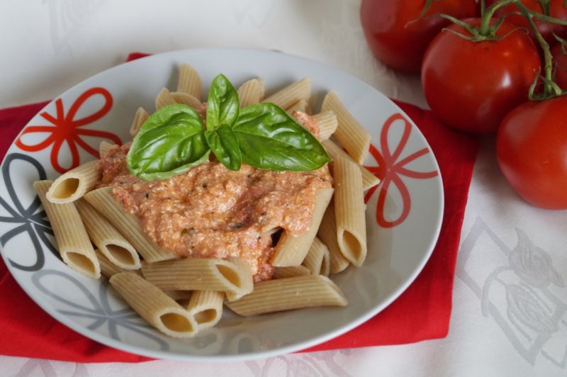 Pełnoziarniste penne w sosie pomidorowym z ricottą Pełnoziarniste penne w sosie pomidorowym z ricottą