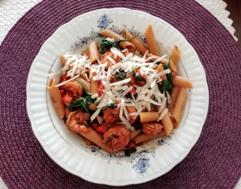 Pełnoziarniste penne z krewetkami i warzywami Pełnoziarniste penne z krewetkami i warzywami