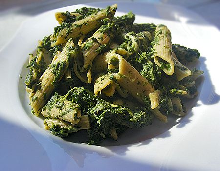 Pełnoziarniste penne z sosem szpinakowym Pełnoziarniste penne z sosem szpinakowym
