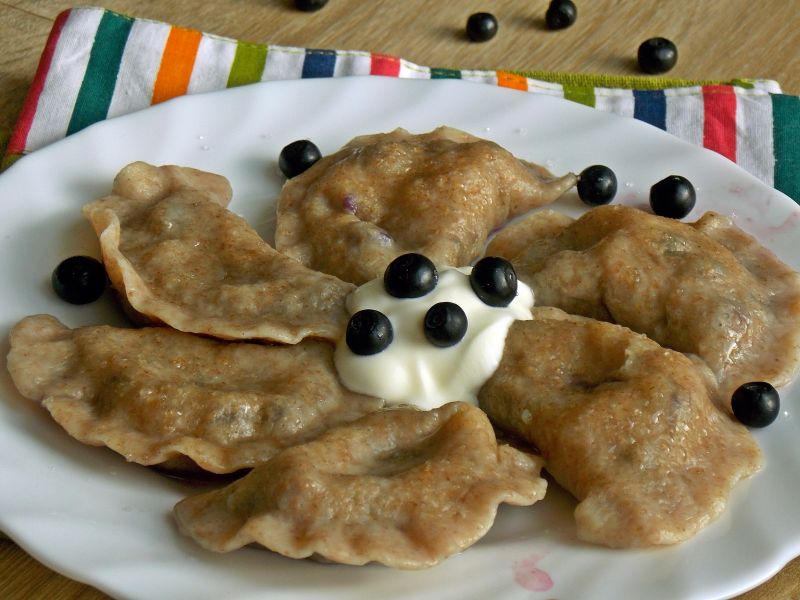 Pełnoziarniste pierogi z jagodami