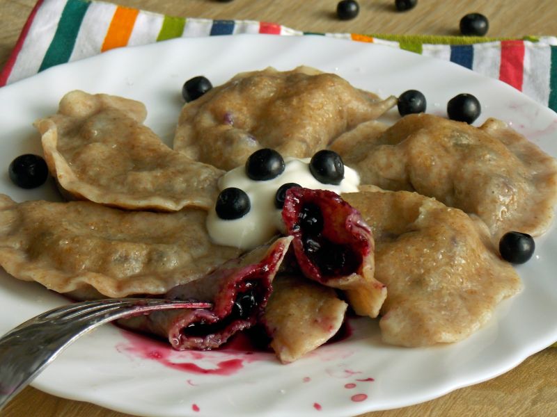 Pełnoziarniste pierogi z jagodami
