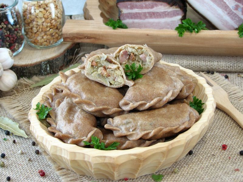 Pełnoziarniste pierogi z kapustą i grochem 