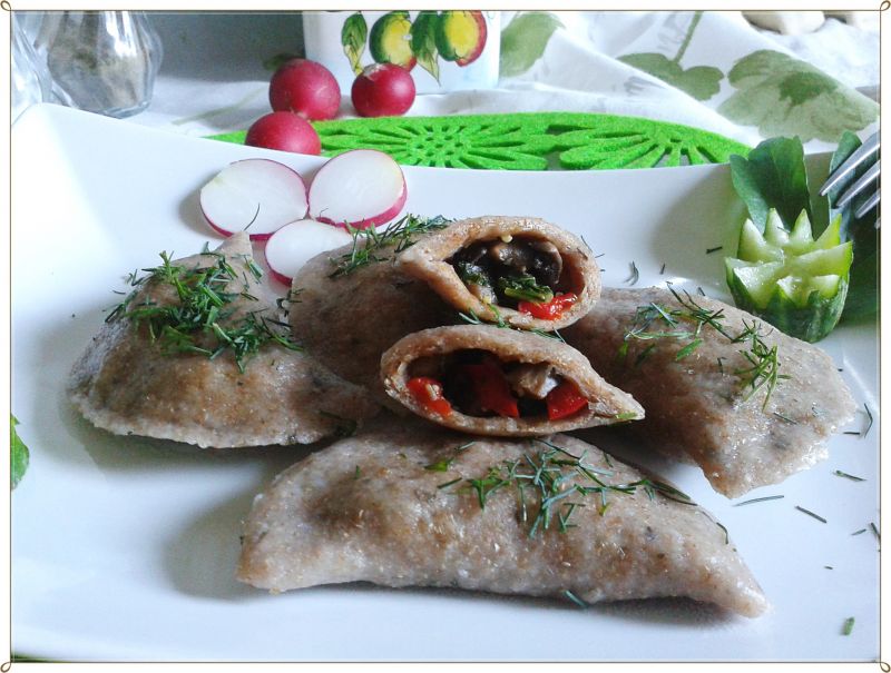 Pełnoziarniste pierogi z liśćmi rzodkiewki