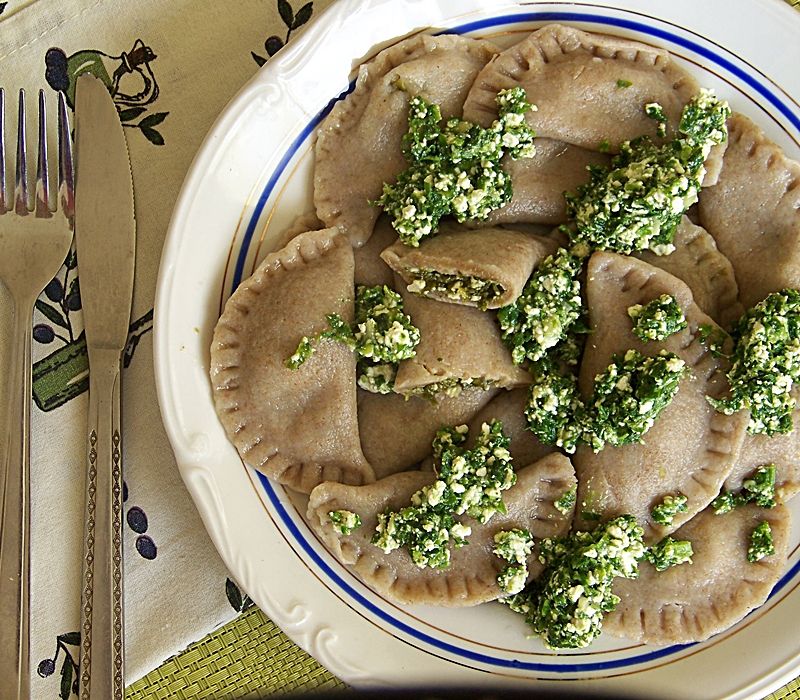 Pełnoziarniste pierogi z szpinakiem i twarogiem Pełnoziarniste pierogi z szpinakiem i twarogiem