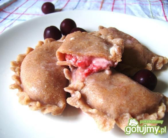 Pełnoziarniste pierogi z truskawkami 