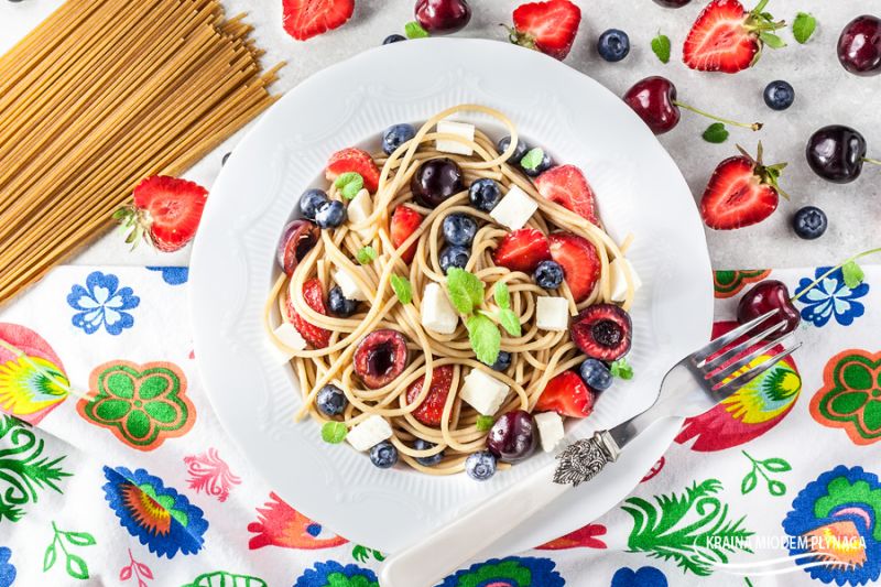 Pełnoziarniste spaghetti z serem i owocami  Pełnoziarniste spaghetti z serem i owocami