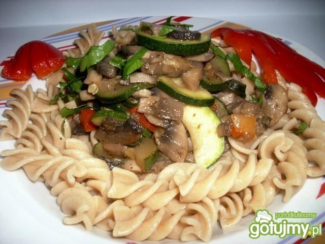 Pełnoziarniste świderki z pieczarkami  Pełnoziarniste świderki z pieczarkami