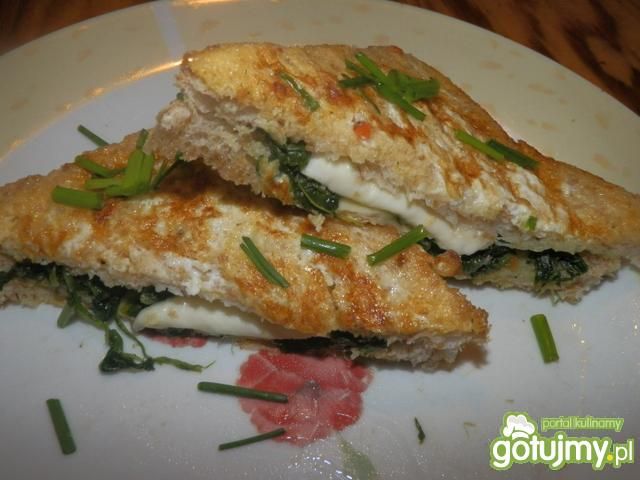 Pełnoziarniste tosty ze szpinakiem. Pełnoziarniste tosty ze szpinakiem.