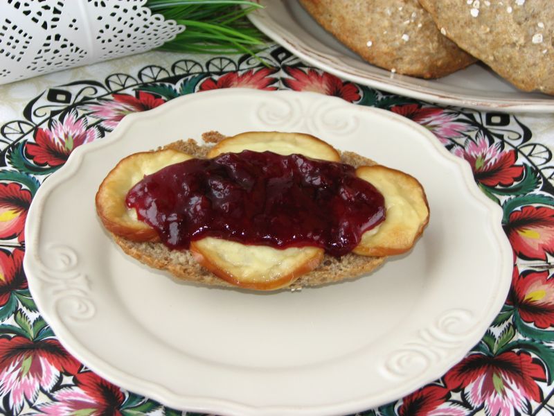 Pełnoziarniste zapiekanki z oscypkiem Pełnoziarniste zapiekanki z oscypkiem