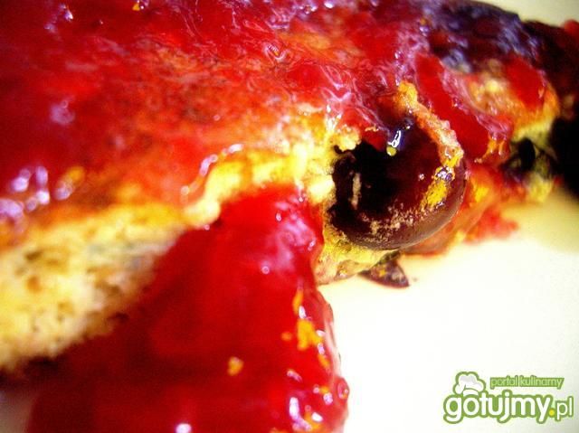 Pełnoziarnisty biszkoptowy omlet z jagod