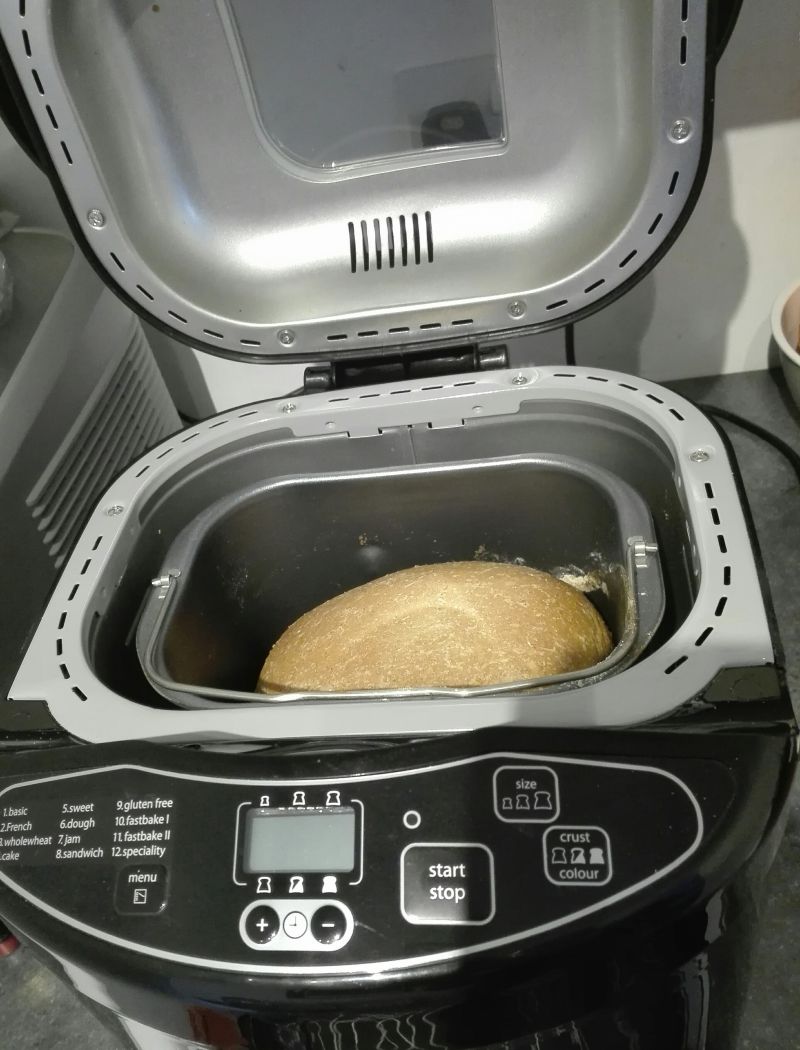 Pelnoziarnisty chleb z chrupiącą skórka z automatu