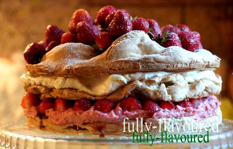 Pełnoziarnisty tort karpatkowo- truskawkowy Pełnoziarnisty tort karpatkowo- truskawkowy