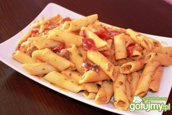 Penne carbonara z czerwoną papryką Penne carbonara z czerwoną papryką