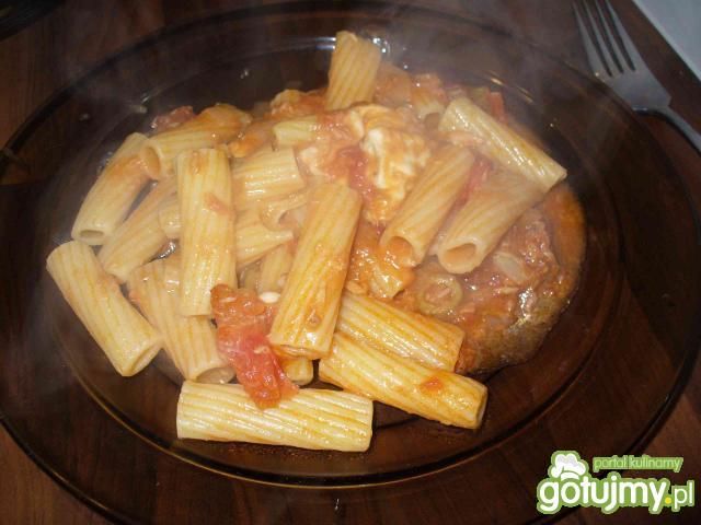 Penne na ciepło z tuńczykiem i oliwkami Penne na ciepło z tuńczykiem i oliwkami