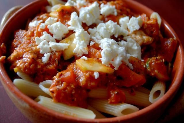 Penne paprykowe z serem bałkańskim