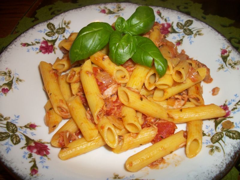 Penne pomidorowo-tuńczykowe Penne pomidorowo-tuńczykowe
