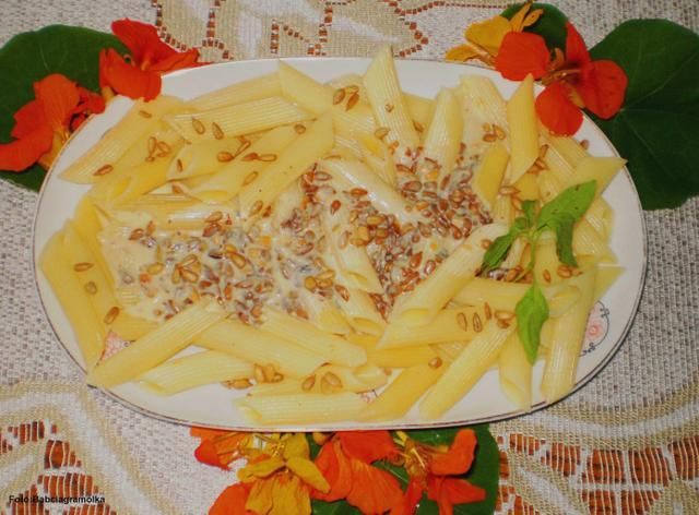 Penne prostym sosem serowym : Penne prostym sosem serowym :