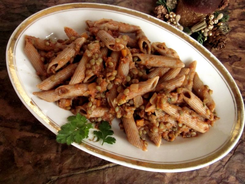 Penne razowe w ragu' z soczewicy Penne razowe w ragu' z soczewicy
