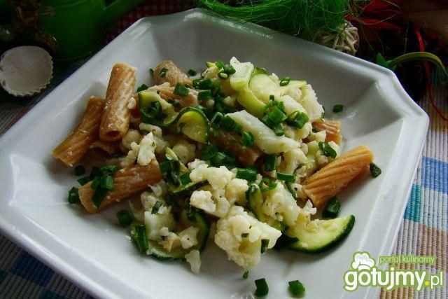 Penne razowe z kalafiorem i cukinią 
