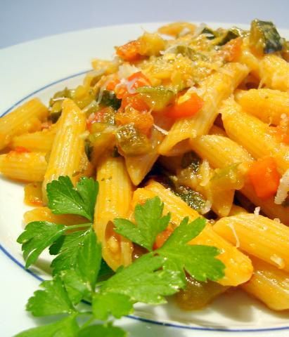 Penne rigate z warzywami.
