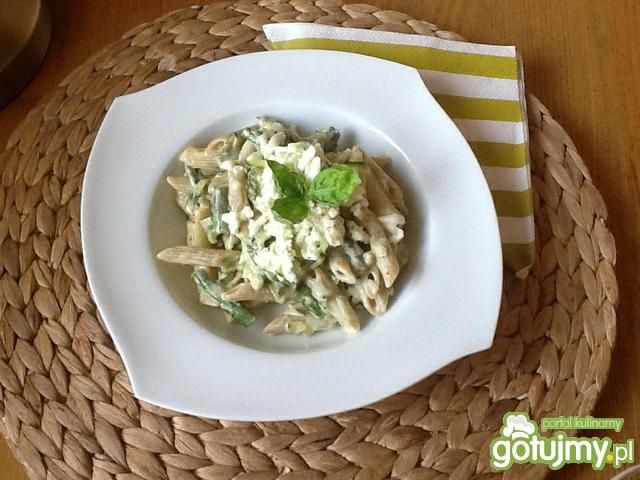 Penne w kremowym sosie cukiniowo-szparag