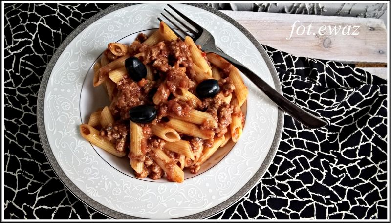 Penne w sosie mięsno - pieczarkowym